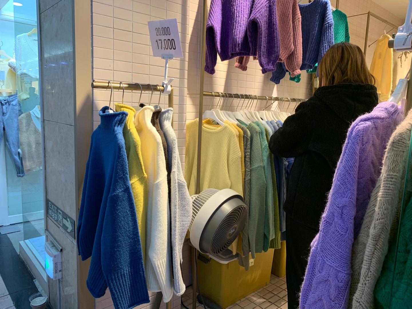 西面地下街内的购物店，时尚和舒适的购物环境，吸引许多顾客购物。